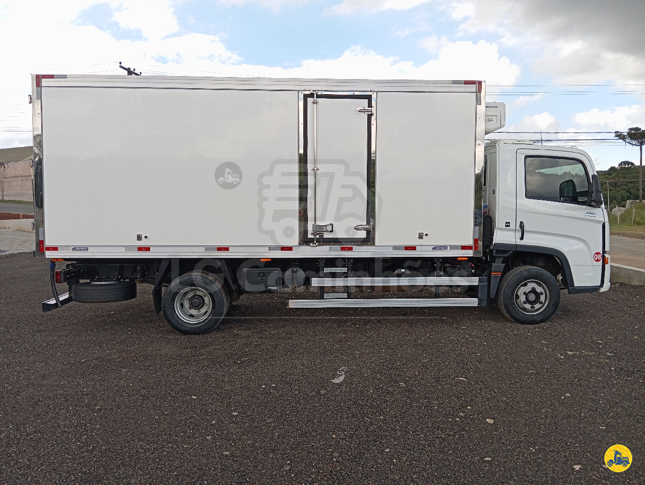 Caminhão com baú frigorífico anunciado pela LG